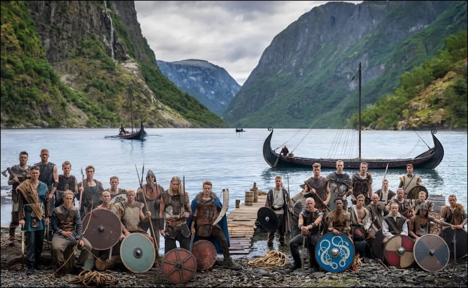 Los jugadores y cuerpo técnico de la selección noruega posaron vestidos como vikingos previo al comienzo del Mundial 2026. FOTO: EFE