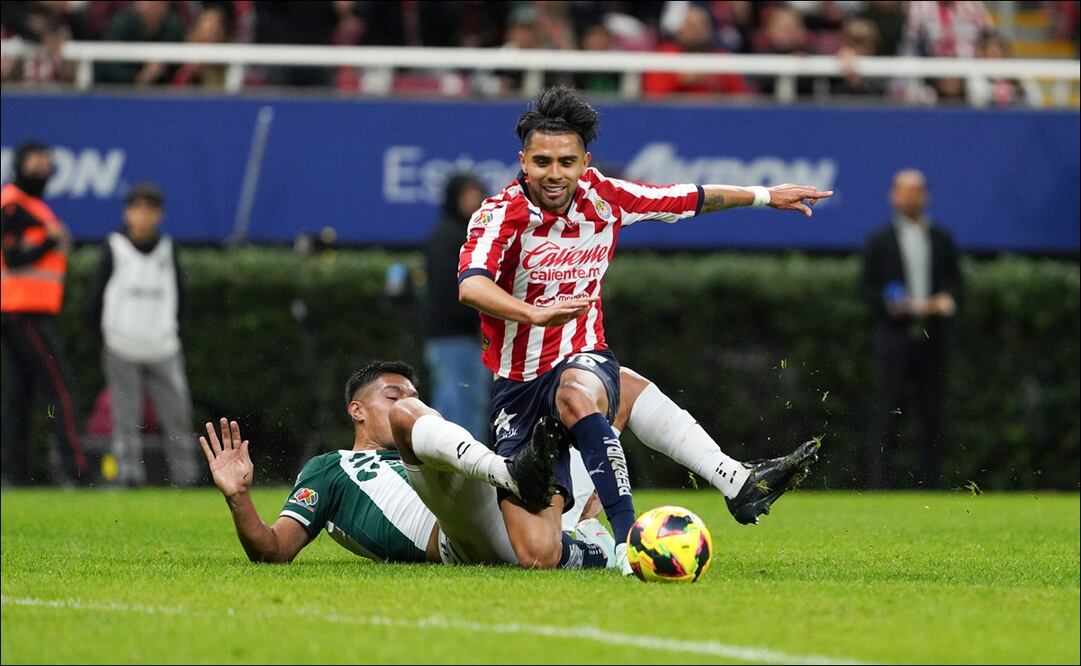 Ricardo Marín tiene problemas para quedarse con el balón en una jugada del partido vs Santos. FOTO: Imago7