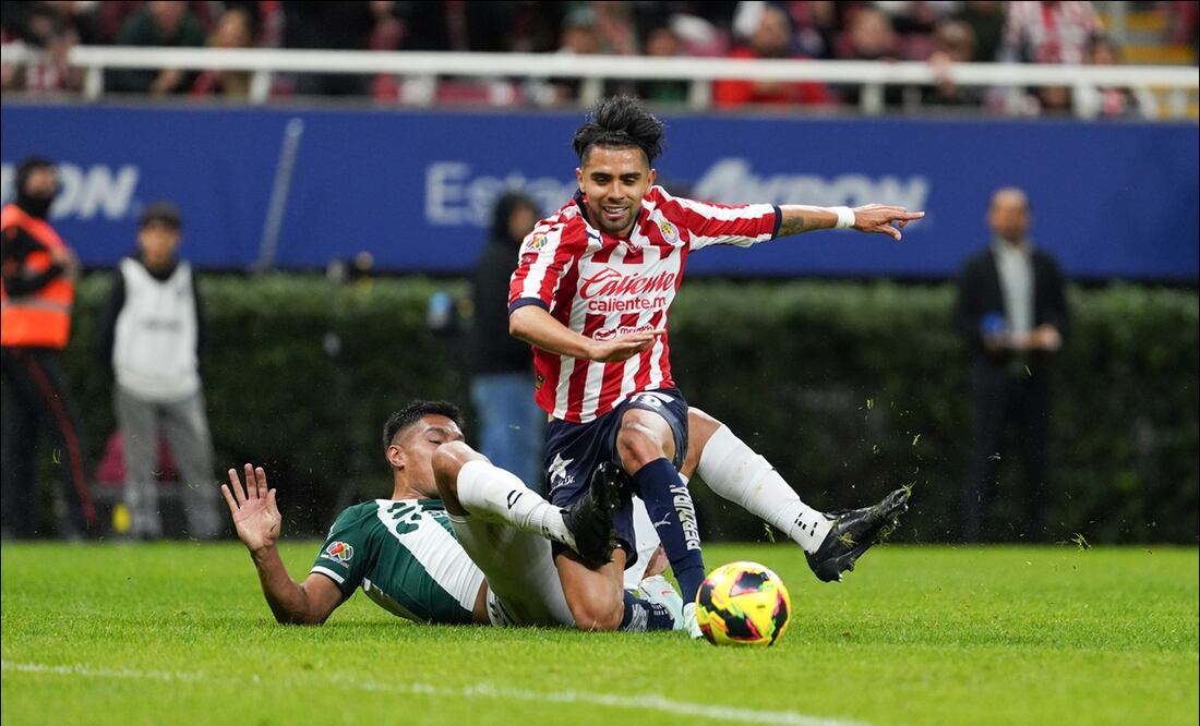 Ricardo Marín tiene problemas para quedarse con el balón en una jugada del partido vs Santos. FOTO: Imago7