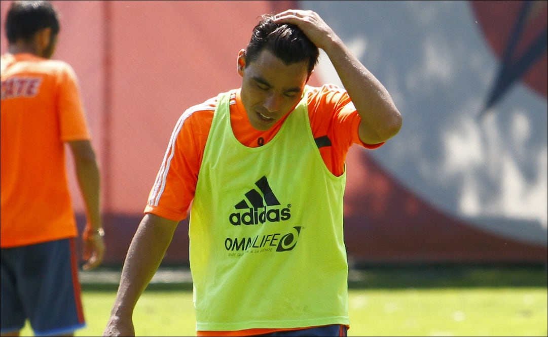 Omar Bravo se lamenta durante un entrenamiento, cuando era jugador de las Chivas. FOTO: Imago7