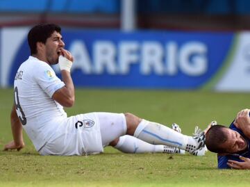 Brasil 2014: Luis Suárez se fue cuatro meses suspendido por morder al italiano Giorgio Chiellini en la Fase de Grupos