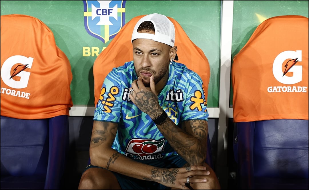 Neymar observa un partido de Brasil desde la banca. FOTO: EFE