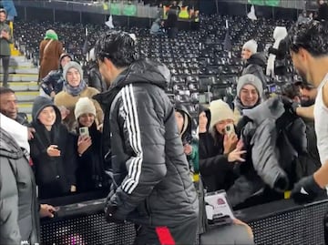 VIDEO: Raúl Jiménez regala chamarra a un aficionado mexicano tras anotar con Fulham en Premier League