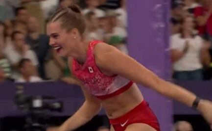 Alysha Newman atleta de Canadá celebra el bronce con un atrevido paso de reguetón
