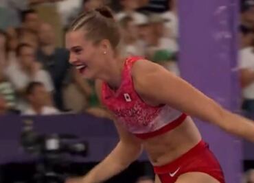 Alysha Newman atleta de Canadá celebra el bronce con un atrevido paso de reguetón