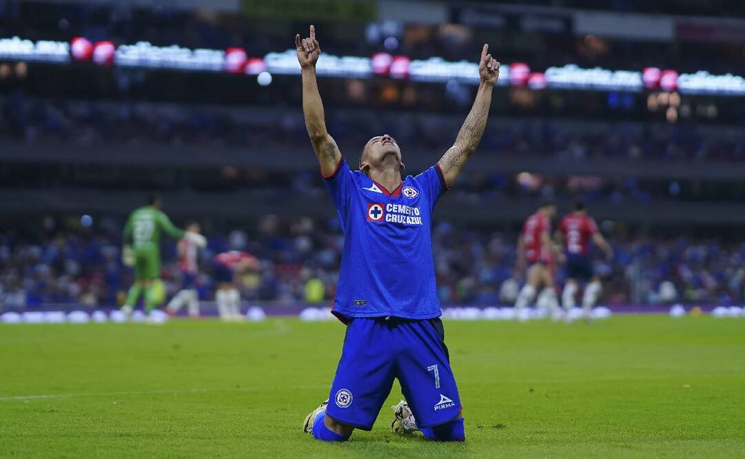 Uriel Antuna festeja uno de los dos goles que el hizo a las Chivas en el Estadio Azteca. Foto: Imago7