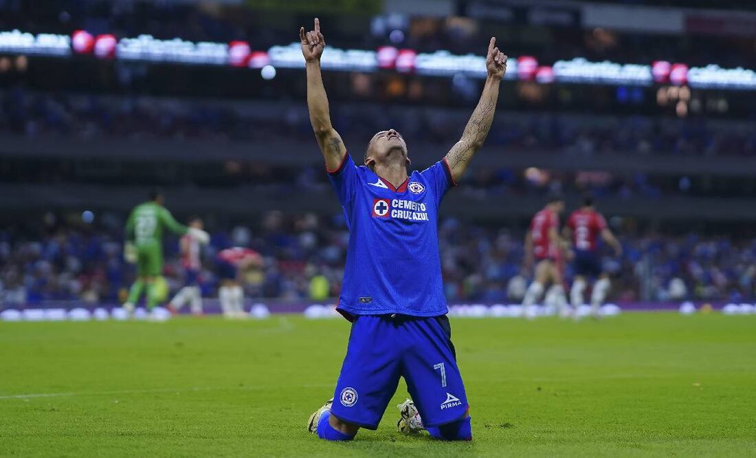 Uriel Antuna festeja uno de los dos goles que el hizo a las Chivas en el Estadio Azteca. Foto: Imago7