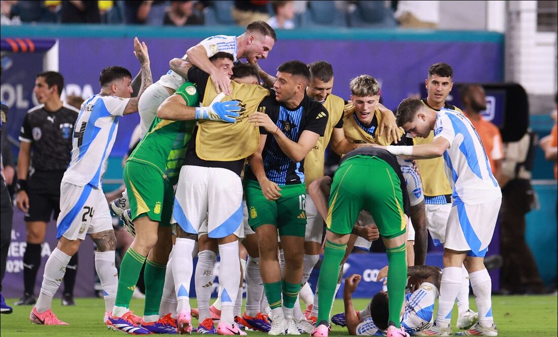 Lautaro Martínez de Argentina celebra el gol del triunfo ante Colombia. FOTO: AFP