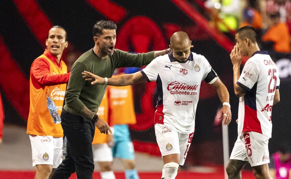 Chicharito Hernández dedicó un mensaje a la afición de Chivas tras la salida de Fernando Gago. Foto: Imago7