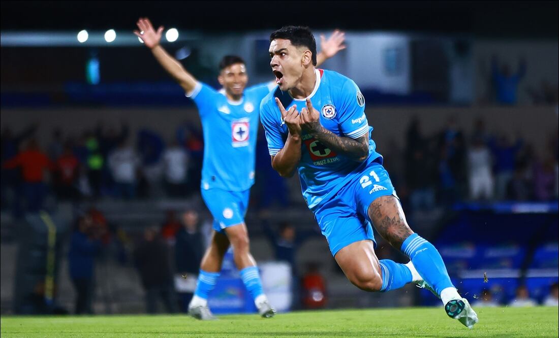 Gabriel Fernández celebra el gol del triunfo de Cruz Azul ante Pachuca. FOTO: Imago7