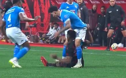 Brutal pisotón de Jorge Sánchez en la derrota de Cruz Azul