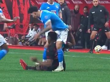 Brutal pisotón de Jorge Sánchez en la derrota de Cruz Azul