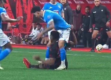 Brutal pisotón de Jorge Sánchez en la derrota de Cruz Azul
