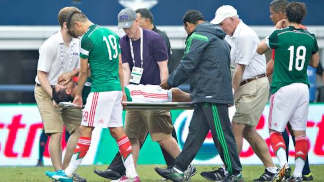 Luis Montes salió llorando al sufrir una tétrica fractura que le costaría el Mundial de 2014. Foto: Imago7