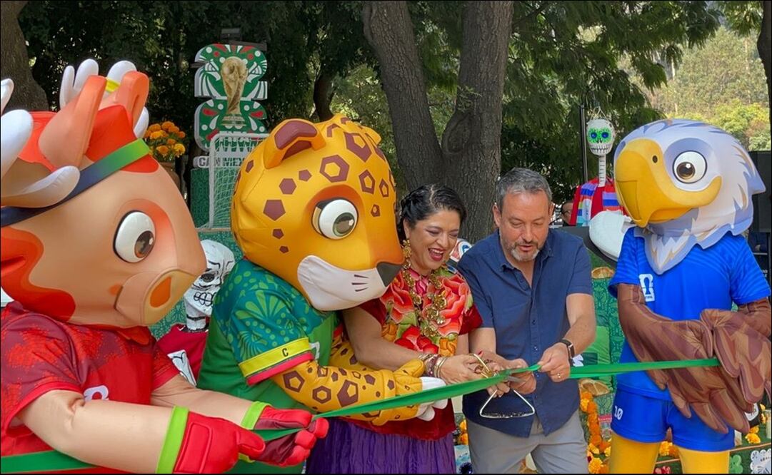 Zayu, Maple y Clutch participaron en el corte del listón de la ofrenda de la FIFA por el Día de Muertos. FOTO: Miguel Flores | EL UNIVERSAL