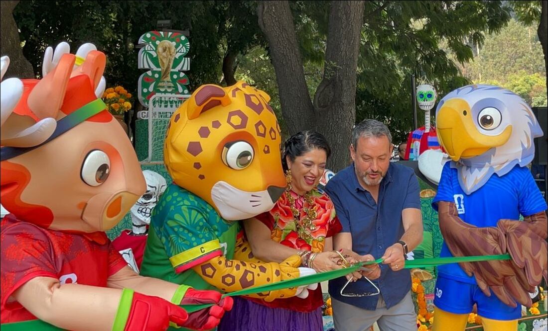 Zayu, Maple y Clutch participaron en el corte del listón de la ofrenda de la FIFA por el Día de Muertos. FOTO: Miguel Flores | EL UNIVERSAL