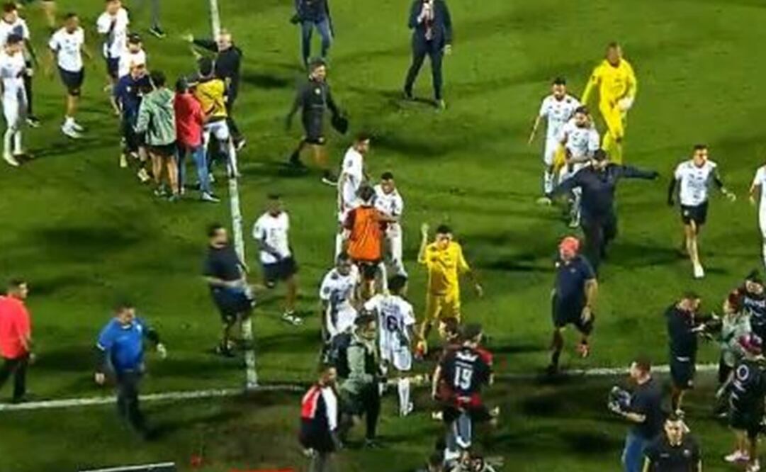 La batalla campal que se desató en la final entre Herediano y Alajuelense - Foto: Captura de la transmisión de FUTV