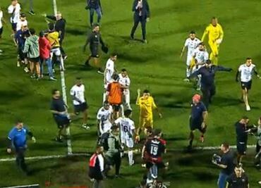 Jugadores de Herediano y Alajuelense se van a los golpes; así se desató la fuerte pelea campal en la final de Costa Rica