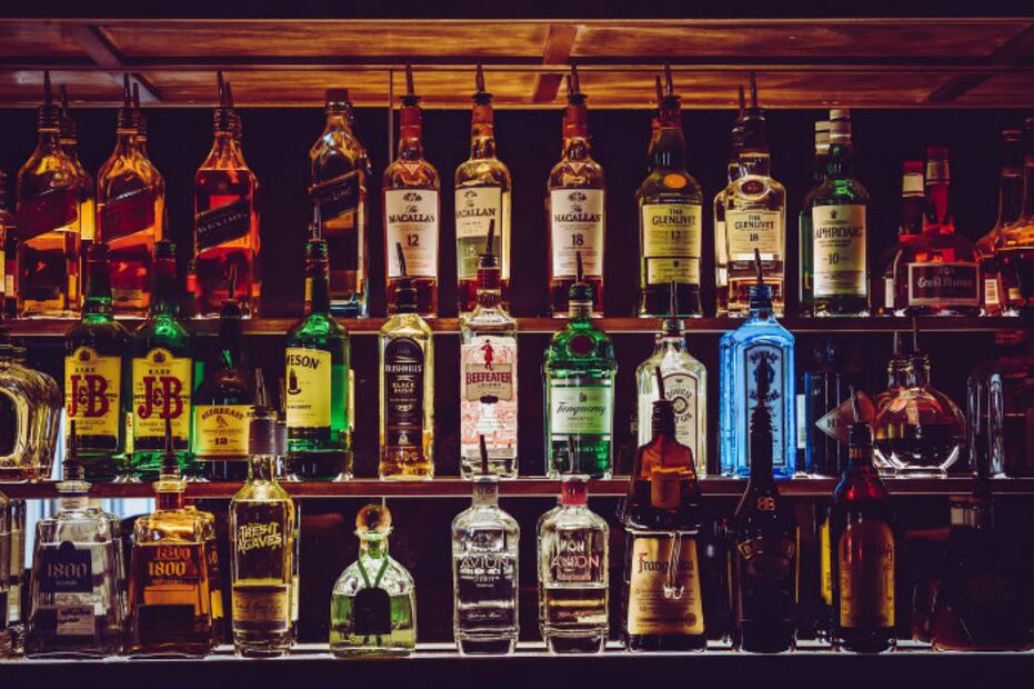 ¿Qué es el alcohol adulterado y cómo daña a tu cuerpo?