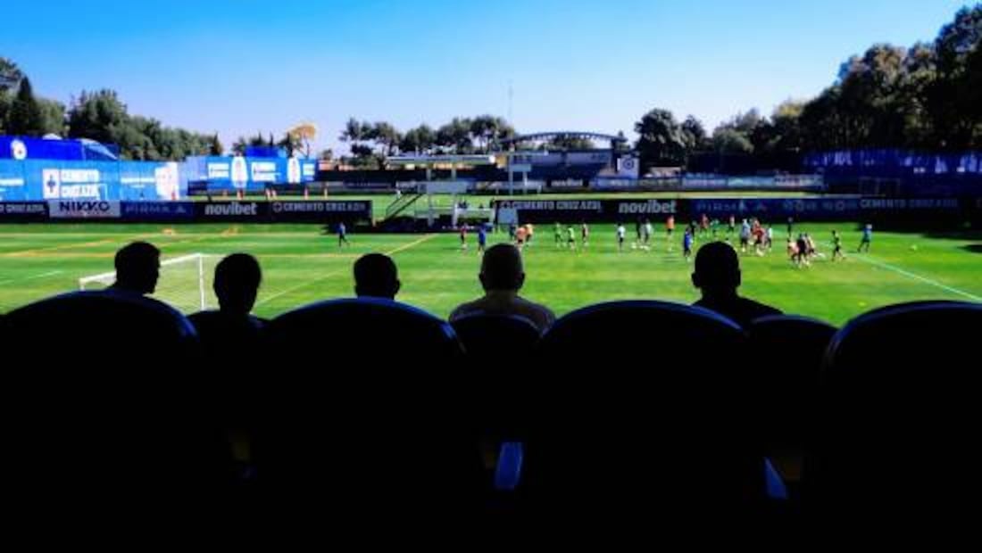 Javier Aguirre y su cuerpo técnico, viendo la práctica de Cruz Azul en La Noria. Foto: Especial