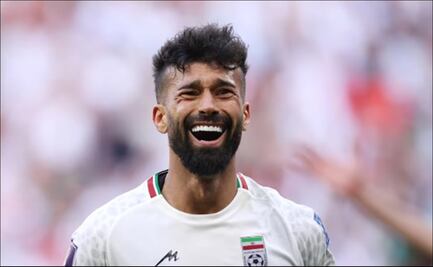 Un futbolista iraní es sancionado con una multa por abrazar a una aficionada