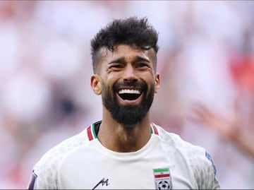 Un futbolista iraní es sancionado con una multa por abrazar a una aficionada