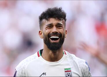 Un futbolista iraní es sancionado con una multa por abrazar a una aficionada