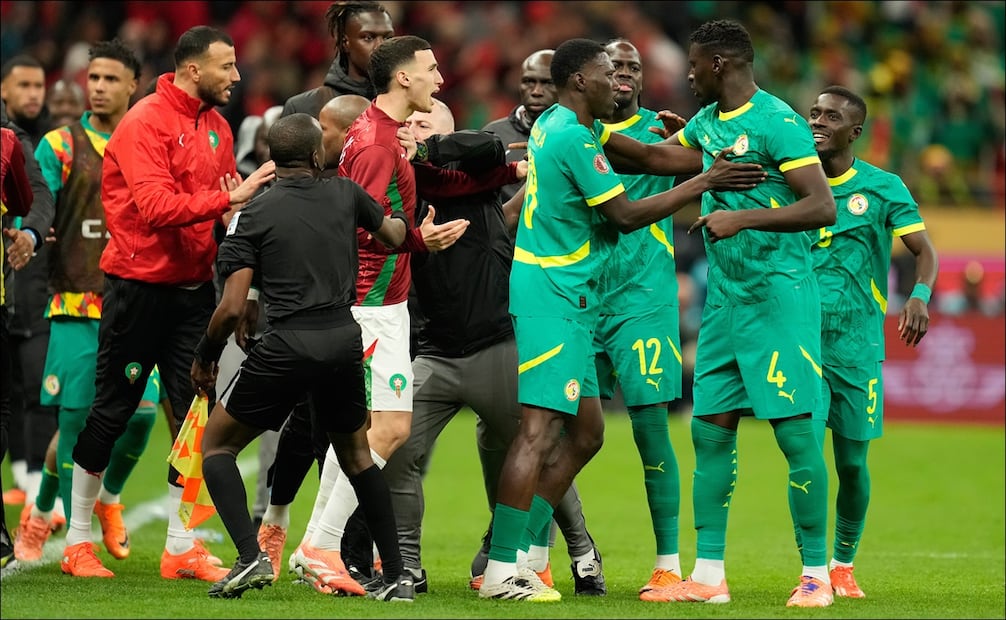 Futbolistas de Senegal y Marruecos en conflicto, durante la final de la Copa Africana de Naciones- Foto: AP