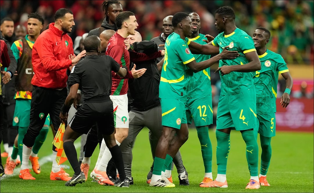 Los jugadores de Marruecos y Senegal se pelean tras pitarse un penal en la final de la Copa Africana de Naciones. FOTO: AP
