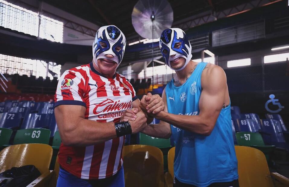 El Piojo Alvarado posó con Atlantis en la Arena México tras la foto oficial de Chivas. Foto: Especial