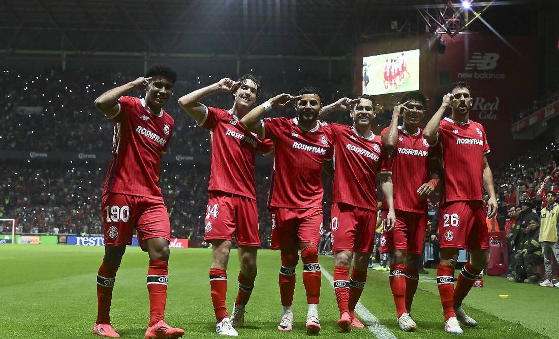 Los jugadores del Toluca festejaron de esta manera el tercer gol que le hicieron al América. Foto: Imago7