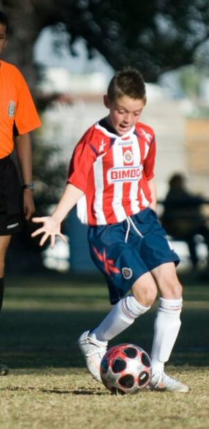 Peso Pluma jugó en las fuerzas básicas de Chivas junto a José Juan Macías. Foto: Especial