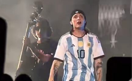 VIDEO: Peso Pluma presume camiseta de Messi en su concierto en Argentina