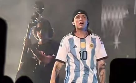 VIDEO: Peso Pluma presume camiseta de Messi en su concierto en Argentina