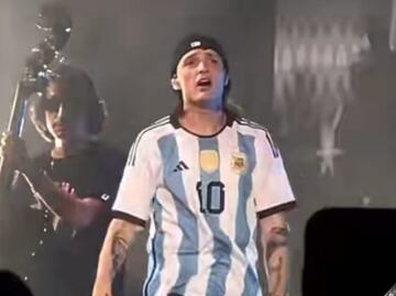 VIDEO: Peso Pluma presume camiseta de Messi en su concierto en Argentina