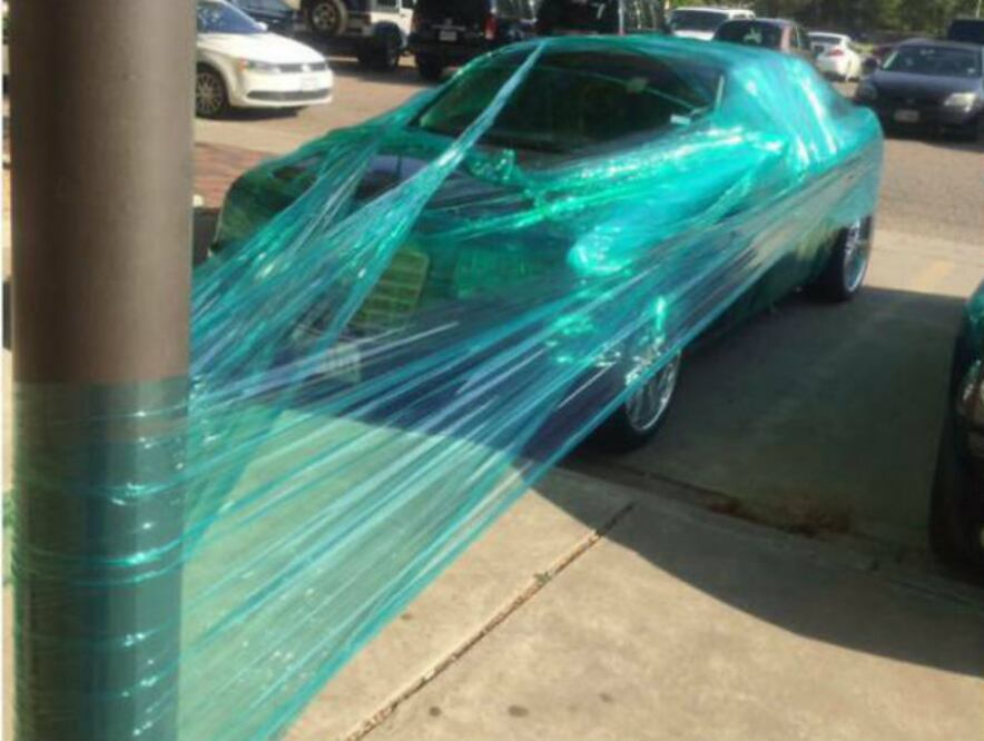 Tenemos que felicitar a esta chica por no causar daños al vehículo y aún así encontrar una forma perfecta de vengarse (Foto: Twitter/dawoody)