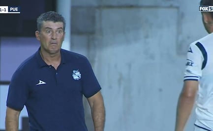Chepo de la Torre enfurecido ordena a uno de sus jugadores abandonar la cancha