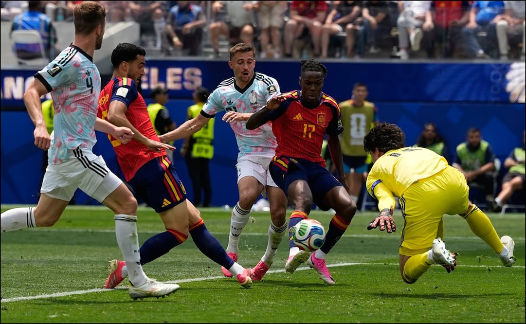 Mikel Merino golpea la pelota para mandarla al fondo de las redes belgas y sellar el triunfo de España. FOTO: AP