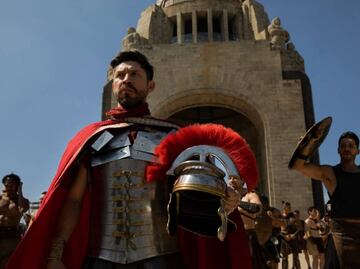 Oribe Peralta se olvidó del futbol para convertirse en un comandante romano