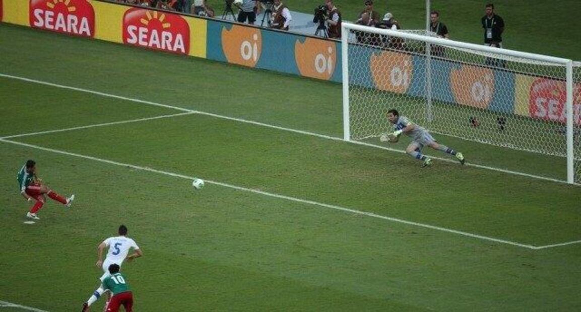 'Chicharito' anotando penal ante Buffon en el Maracaná
