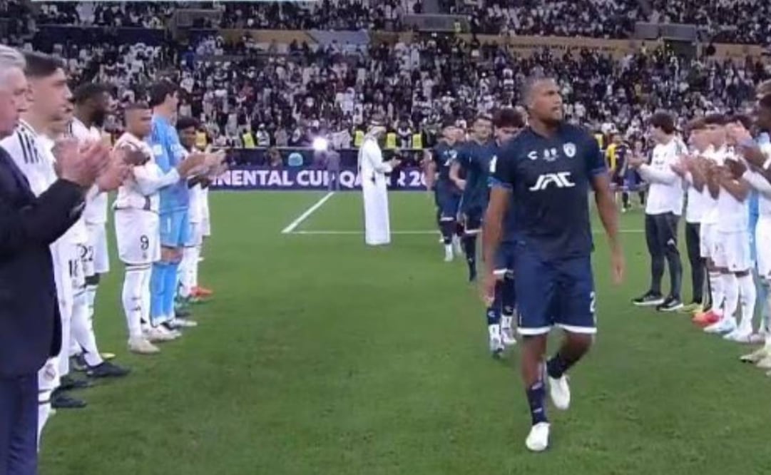 Carlo Ancelotti también estuvo presente en el pasillo que le hicieron al equipo que quedó en segundo lugar. Foto Especial.