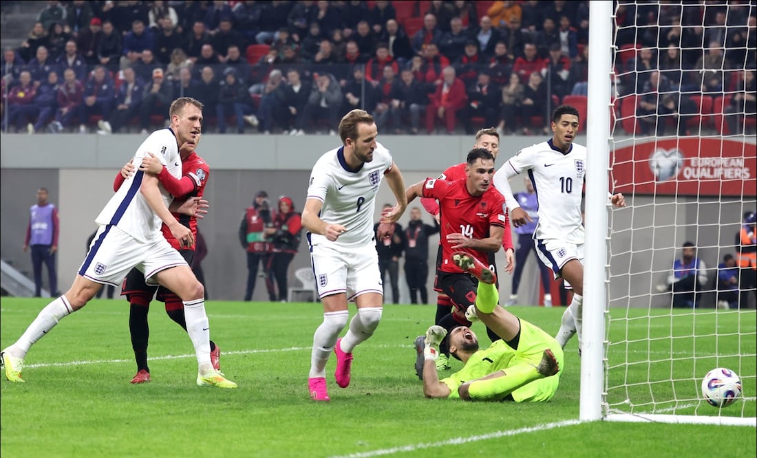 Harry Kane anota uno de sus dos goles ante Albania. FOTO: EFE