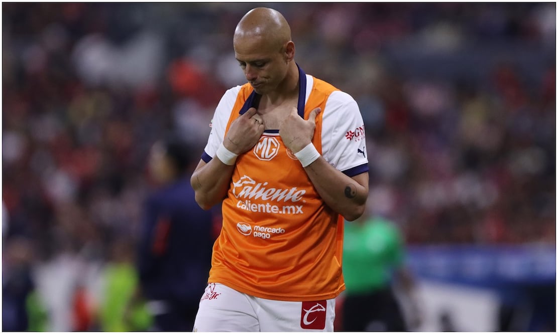 Chicharito podría vivir sus últimos días en Chivas Foto: Imago7