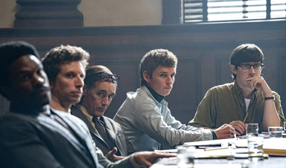 Sacha Baron Cohen y Eddie Redmayne forman parte de un grupo de protesta contra la guerra de Vietnam que son juzgados tras una manifestación violenta. Es dirigida por Aaron Sorkin y ha sido elogiada por la crítica. (Foto: Netflix)