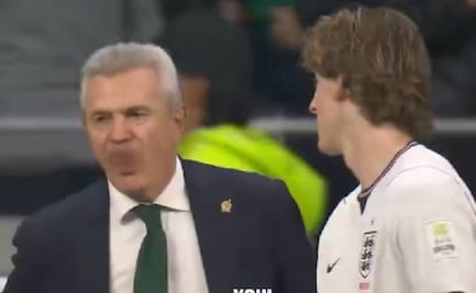 Javier Aguirre recibe premio por su gracioso intercambio con Anthony Gordon y lo celebra con otro insulto