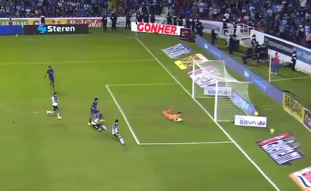 El Toro Fernández puso el tercer gol para la causa celeste ante el Querétaro. Foto: Especial