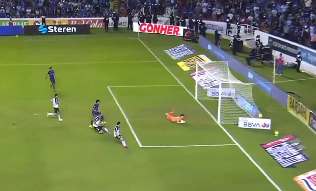 El Toro Fernández puso el tercer gol para la causa celeste ante el Querétaro. Foto: Especial