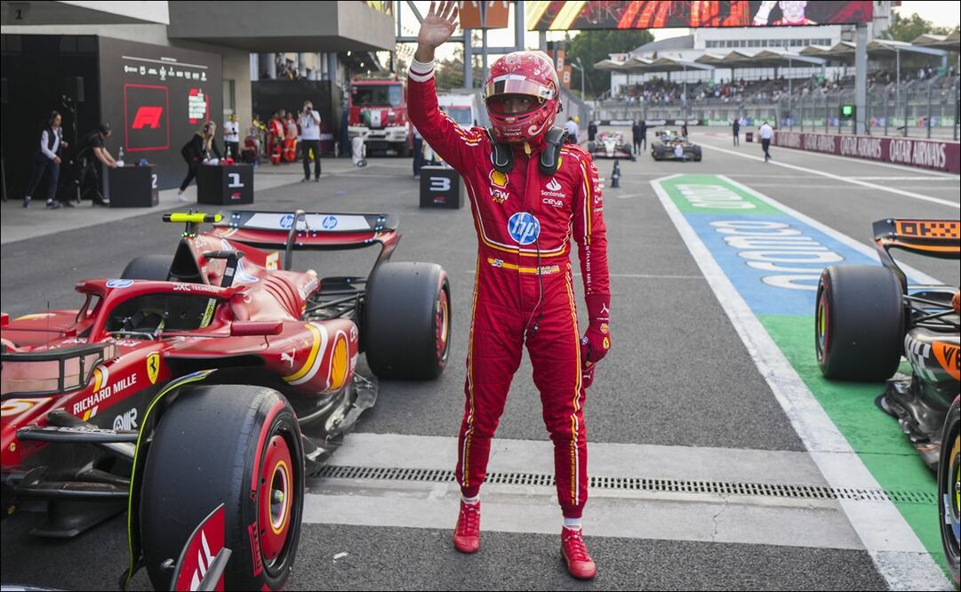 El piloto de Ferrari, Carlos Sainz, saluda al público tras llevarse la posición de largada para el Gran Premio de México. FOTO: AP
