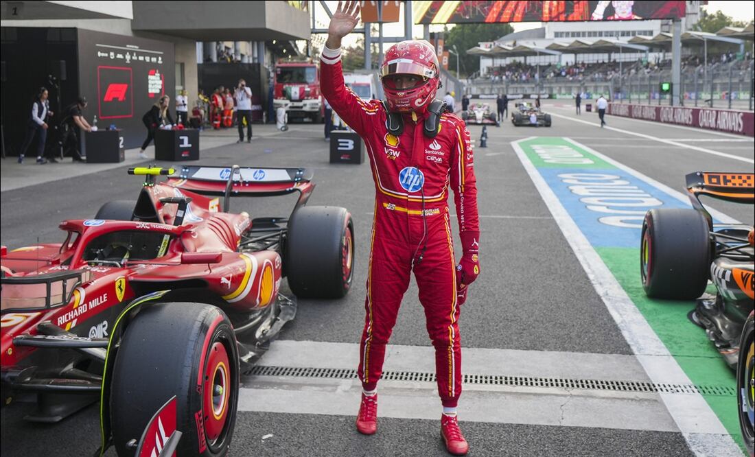 El piloto de Ferrari, Carlos Sainz, saluda al público tras llevarse la posición de largada para el Gran Premio de México. FOTO: AP
