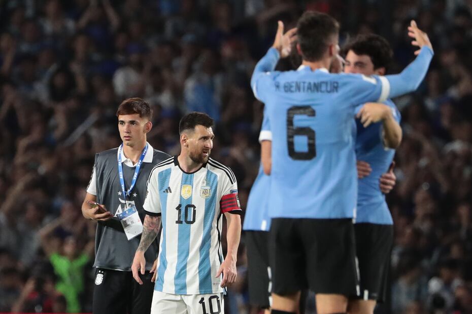 Jugadores de Uruguay celebran frente a Lionel Messi al final de un partido de las Eliminatorias Sudamericanas para la Copa Mundial de Fútbol 2026 entre Argentina y Uruguay - Foto: EFE